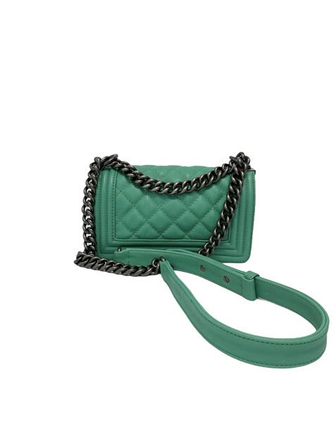 chanel boy verde